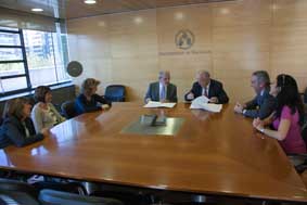 Un momento de la firma de los convenios.